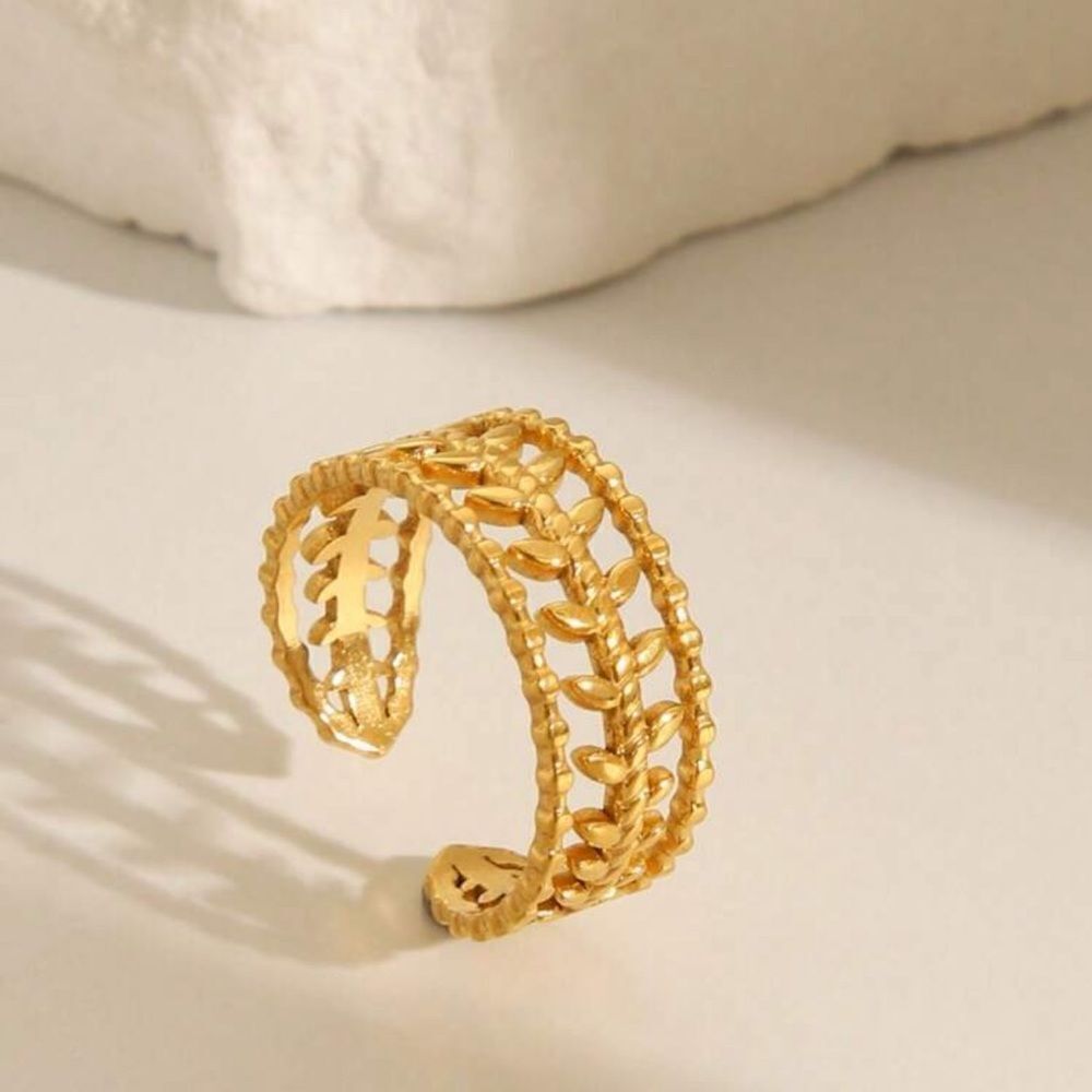 Elegant leaf Ring A1418
